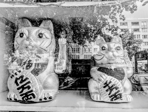 Winkekatzen, Schaufenster, Brunnenstraße, Gesundbrunnen, Berlin, Juli 2024