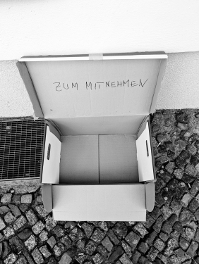 Zum Mitnehmen, Karton, Kopenhagener Straße, Prenzlauer Berg, Berlin, Juli 2024