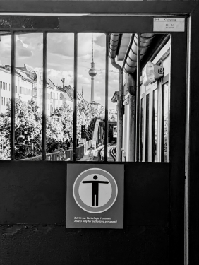 Zutritt nur für befugte Personen!, U-Bahn-Haltestelle Schönhauser Allee, Prenzlauer Berg, Berlin, Juni 2024